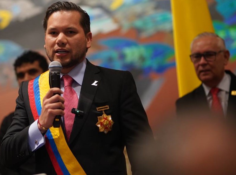 En una decisión sin precedentes, con 179 votos a favor, el Representante a la Cámara del Partido Liberal, por el departamento de Córdoba, Andrés David Calle Aguas, se posesionó como nuevo presidente de la Cámara de Representantes para el periodo legislativo 2023-2024.