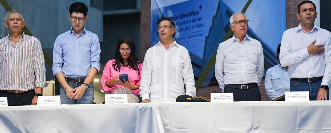 El evento de inauguración contó con la presencia del presidente de la República, Gustavo Petro, quien visitó Bucaramanga en compañía de los ministros de Salud y Educación para destacar la importancia de esta obra en el desarrollo científico y educativo del país.