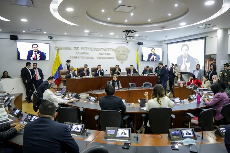 La ponencia afirmativa para el primer debate de la reforma laboral ya no alcanza a ser debatida y votada en este periodo legislativo, a pesar que fue radicada el 17 de mayo al Congreso, porque la prioridad en la Comisión Séptima de la Cámara es la Reforma a la salud.