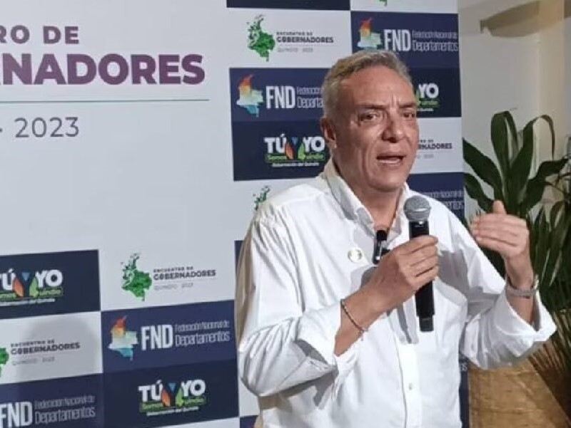 Los mandatarios departamentales de Colombia se les acabó la paciencia con el gobierno central, principalmente con el ministro del interior, Luis Fernando Velasco, a quien le pidieron la renuncia no solo por considerar que no ha atendido el llamado para que escuche la voz de las regiones, sino que se sintieron aludidos con la afirmación del titular de la cartera política cuando dijo que “no hay ningún gobernador que no tenga su corazoncito y que no tenga candidato, dejemos de ser ‘hipócritas’.