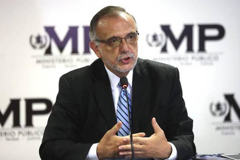 A través de Caracol Radio, el fiscal de Guatemala, Rafael Curruchiche, afirmó que el ministro de defensa de Colombia, Iván Velásquez, no tiene orden de captura, pero agregó que sí es investigado para conocer su conducta respecto a los acuerdos anómalos que se están realizando con la constructura Odebrecht 