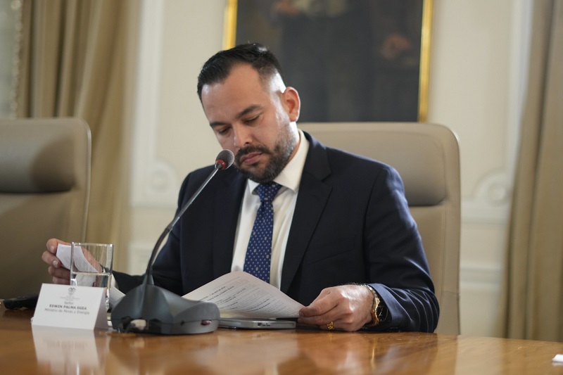 El ministro de Minas y Energía, Edwin Palma, anunció la aprobación de la resolución definitiva por parte de la Comisión de Regulación de Energía y Gas (CREG) que permitirá la implementación de ‘Casas del Sol’, antes conocidas como Comunidades Energéticas, en todo el país, medida que beneficiará a más 500.000 familias, que podrán generar y vender energía de manera comunitaria.