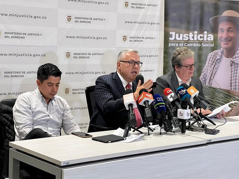 El ministro de Justicia, Néstor Osuna, dio a conocer aspectos fundamentales de lo que será el proyecto ley de sujeción y desmantelamiento de estructuras criminales, con el objeto de someterlas a la justicia dentro de la propuesta del gobierno de alcanzar una paz total.