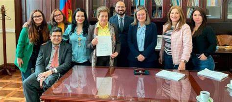 La ministra de Trabajo, Gloria Inés Ramírez, de nuevo radicó, a consideración del Congreso, el proyecto que establece una Reforma Laboral con cambios sustanciales en la legislación laboral colombiana, luego del fracaso de la misma iniciativa que no tuvo éxito en la legislatura pasada, por falta de debate en su trámite.
