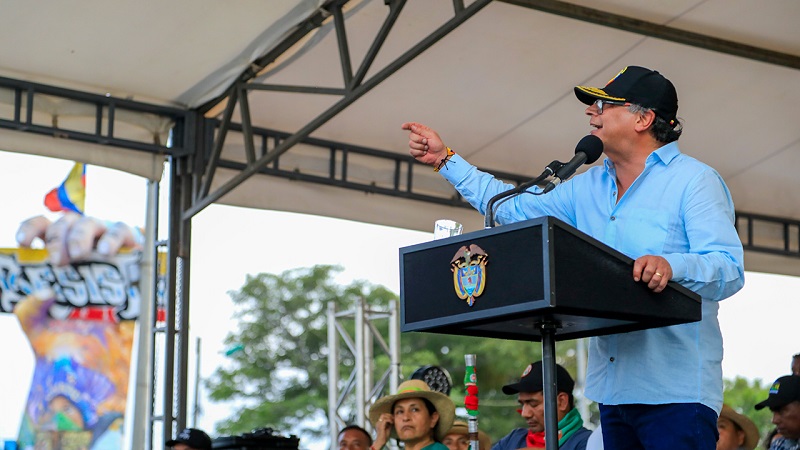 Pese a que en su campaña a la presidencia de la república dijo que no convocaría a una Asamblea Nacional Constituyente, reversó y ya anunció que “Colombia no se tiene que arrodillar. 