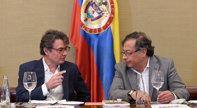 La reforma a la salud que está a punto de ser presentada al congreso de la república, generó una polémica y prendió la mecha al interior del gabinete, luego que se conociera que en el Consejo de Ministros, el titular de la cartera de educación Alejandro Gaviria, quien fue ministro de salud en el gobierno de Juna Manuel Santos, criticara aspectos que no le combinen a los colombianos dentro del sistema que se quiere implementar, empezando por la supuesta eliminación de las EPS.