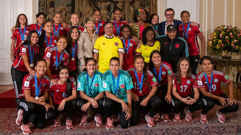 El jefe de Estado colombiano hizo un llamado a los directivos del fútbol del país para que el balompié se equilibre en género, porque existe una discriminación latente, también, en el mundo del deporte.