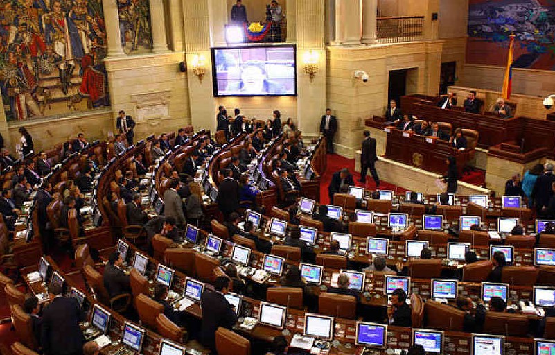 La iniciativa fue aprobada en su segundo debate en la plenaria de senado por 84 votos y pasa ahora a la cámara de representantes, donde se destaca la eliminación de la prima especial de servicios y se dispone que entraría en vigencia a partir de julio del 2026.