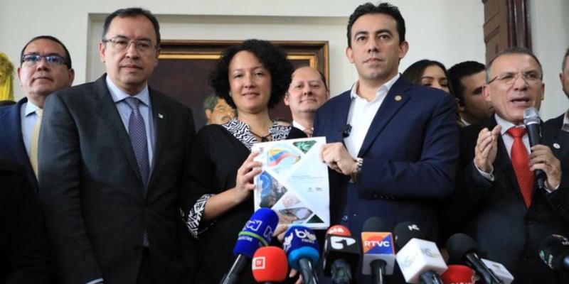 La Reforma Electoral se convirtió en una prioridad dentro del paquete de proyectos que se tramitan en el Congreso de la República. Un acuerdo entre el ministro del interior, Alfonso Prada, ponentes del proyecto y congresistas de las bancadas que apoyan al ejecutivo, decidieron darle vía libre a esa iniciativa al incluirse dentro del primer punto del orden del día en la sesión de la Comisión Primera del Senado, este miércoles, 22 de marzo, a partir de las 10:00 AM.