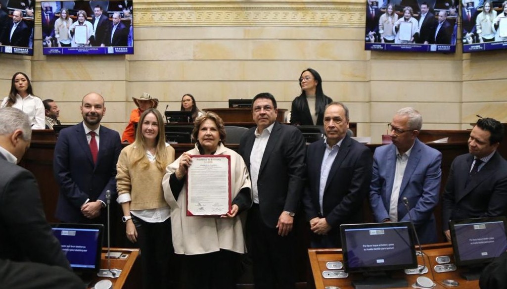 Entre Aplausos y Nostalgia, su familia recibió el Honor Póstumo del Congreso, al cumplirse cinco años de su muerte.