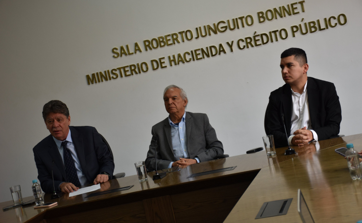 El Gobierno Nacional y los gremios empresariales del país, instaron al Banco de la República iniciar un proceso de rebaja a tasas de interés para reactivar la economía, resultado del consenso entre el ministro de Hacienda, Ricardo Bonilla, el presidente de la ANDI, Bruce Mac Master y el presidente de Asobancaria, Jonathan Malagón.