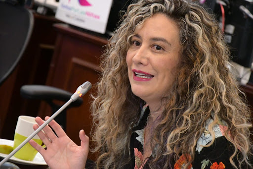 La directora de la UAESP debe renunciar”, de esta manera la concejal de Bogotá Lucia Bastidas encendió las alarmas sobre un escándalo de corrupción que rodea a la Unidad Administrativa Especial de Servicios Públicos que se relaciona con la reciente adjudicación de un contrato por más de 41 mil millones de pesos para la administración de los cementerios de la ciudad.