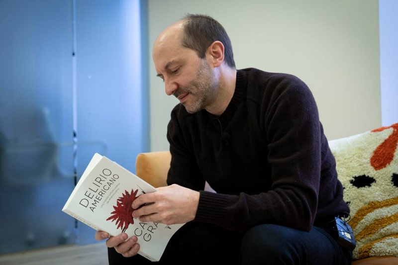Carlos Granés es uno de los escritores más influyentes del momento. Su libro Delirio Americano analiza la conexión entre los movimientos culturales latinoamericanos y la política. 