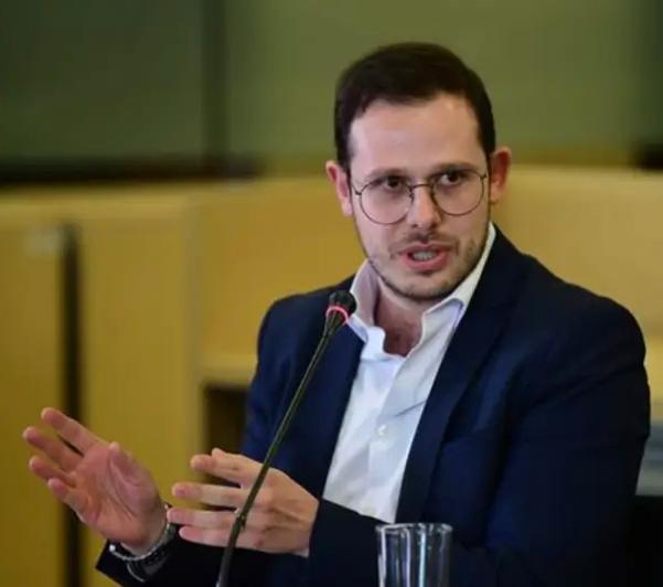 La institucionalidad colombiana y dirigencia política del país,  están atentos a la implementación del nuevo código electoral que aprobó recientemente el congreso de la República, por eso, en Ecos Políticos dialogamos con Carlos Leyva Namén, abogado y especialista en derecho administrativo de la Universidad Javeriana, con maestría en Derecho Internacional Público de la Universidad de Leiden y quien actualmente es asesor del Registrador Nacional del Estado Civil, Alexander Vega, e integrante de la comisión que redactó el Nuevo Código Electoral.