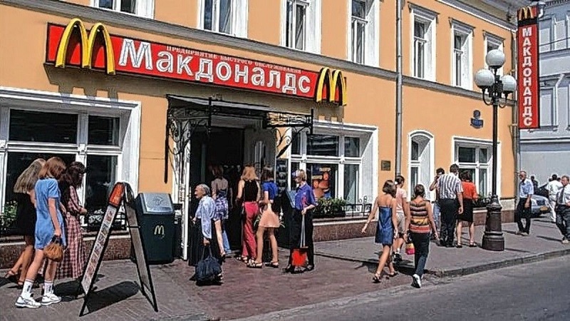 McDonald´s anunció que se retirará de forma definitiva de Rusia y que venderá sus restaurantes, más de dos meses después de cerrar "temporalmente" sus 850 puntos de venta en el país tras el inicio de la invasión a Ucrania.