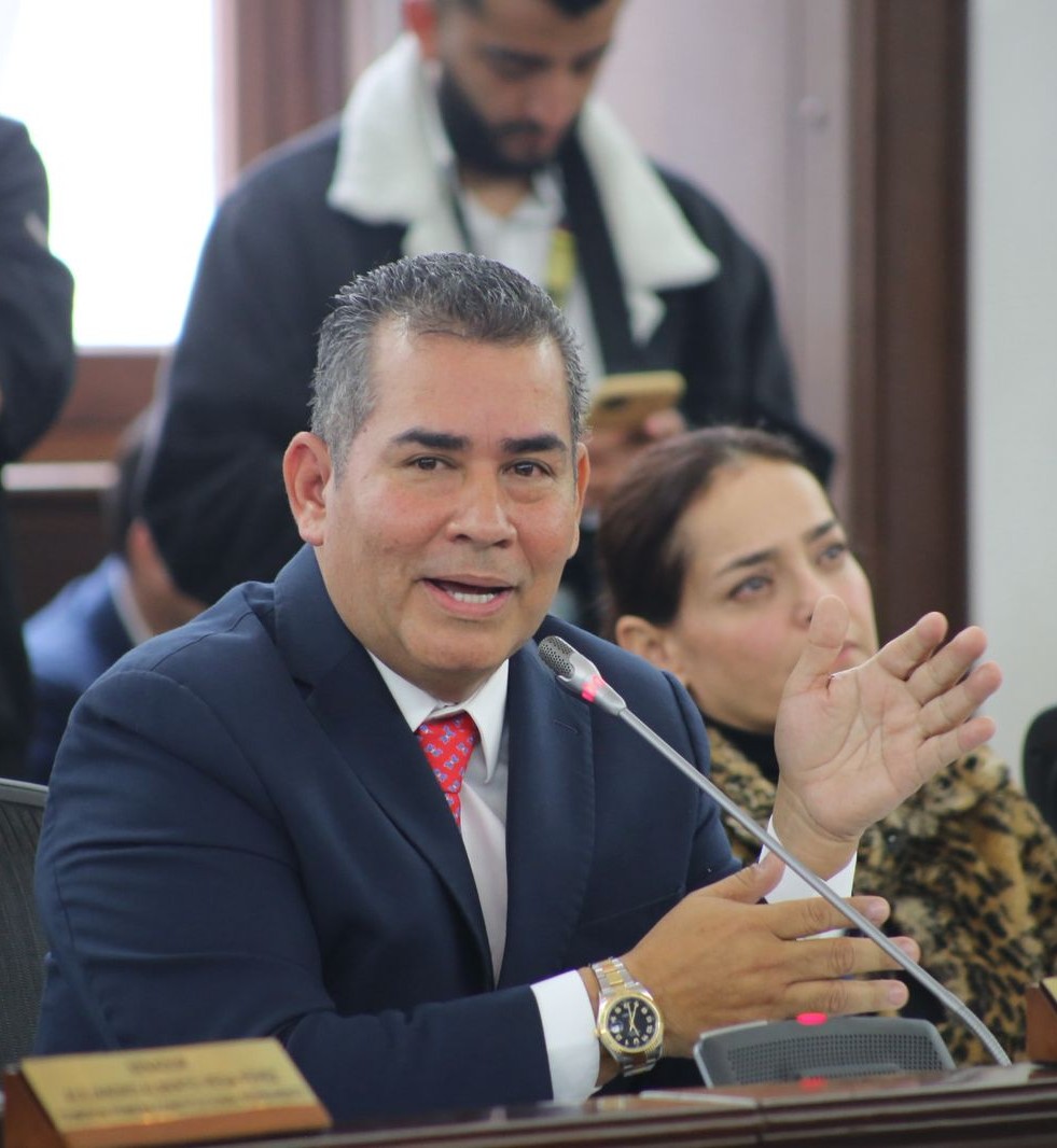 El proyecto de Acto Legislativo o Reforma Constitucional, tiene ponencia favorable del senador Alejandro Carlos Chac\u00f3n, del Partido Liberal, en la Comisi\u00f3n Primera del Senado, y permitir\u00eda el mejoramiento de la calidad de vida de los educadores oficiales que gozan de \u201casignaci\u00f3n de retiro, y\/o pensi\u00f3n de invalidez, y sus familias, en caso de pensi\u00f3n de sobrevivientes y\/o sustituci\u00f3n pensional\u201d.