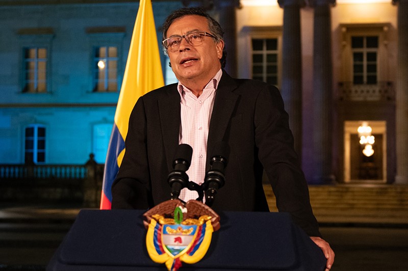 Foto: Margarita Valdivieso  En una alocución desde la Casa de Nariño, el presidente de la república, Gustavo Petro, fue contundente en afirmar que la decisión del Consejo Nacional Electoral-CNE- de iniciar formalmente investigación porque presuntamente su campaña se excedió y no reportó los topes en los gastos que lo llevaron a la jefatura de Estado, es el “primer paso de un golpe de Estado contra mí como presidente constitucional, elegido democráticamente por voto popular por más de 11 millones de ciudadanos”.