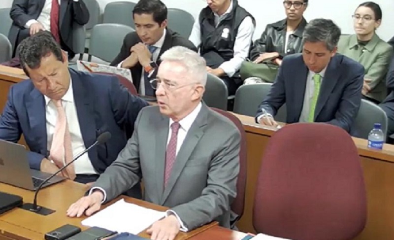 El Tribunal Superior de Bogotá tomó una decisión respecto a la tutela presentada por la defensa del expresidente Álvaro Uribe, los magistrados consideraron acertada la decisión del Juzgado 44 Penal del Circuito de Bogotá, por lo tanto declararon improcedente el amparo constitucional.