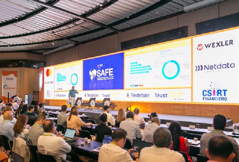 Foto: Ministerio TIC El ministro TIC, Mauricio Lizcano, llegó hoy a Cartagena para participar en la sesión de apertura del 17° Congreso de Seguridad, Amenazas cibernéticas, Fraude y Experiencia (SAFE), organizado por Asobancaria, donde socializó ante los asistentes la estrategia que adelante el Ministerio TIC en materia de ciberseguridad, y la importancia que tiene para la transformación digital del país.