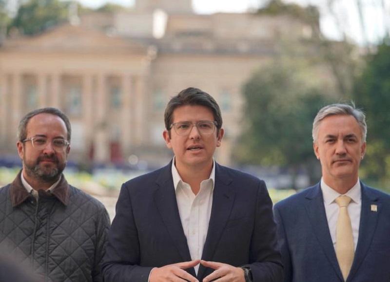 El senador Miguel Uribe Turbay, vocero del Partido Centro Democrático, exhortó al presidente de la república Gustavo Petro a “que no siga imponiendo las reformas a la fuerza” y a cambio, pidió darle tiempo al país para el análisis y el debate público, incluyendo a las organizaciones sociales, gremiales y ciudadanas, sin silenciar a las voces inconformes.