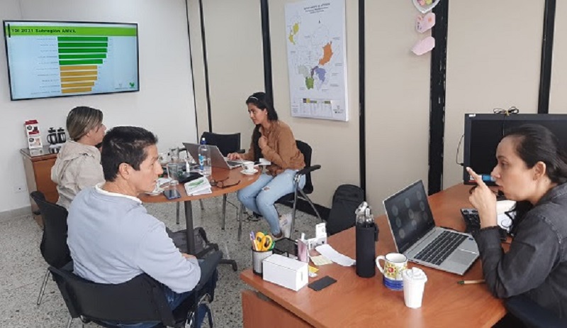 Los servidores de entidades departamentales y municipales declaran en el SIGEP en tanto que quienes laboran en el Distrito Capital de Bogotá, deben hacerlo a través del SIDEAP. 