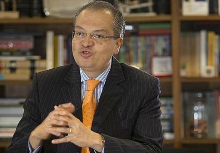 El exconstituyente, exministro, exprocurador y exdiplomático, Fernando Carrillo, entró a opinar en el foro de la política nacional: “Nunca como ahora, la democracia ha estado tan amenazada” y fue en contundente en señalar que “Colombia es un Estado corrupto e incapaz de generar soluciones ante la crisis económica, social, y ambiental que vive la nación”.