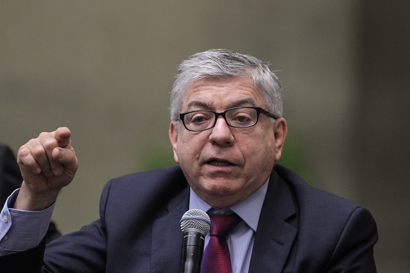El expresidente liberal, César Gaviria Trujillo en una extensa misiva le respondió al ministro de defensa Diego Molano en los momentos que afronta una moción de censura este martes 24 de mayo en la plenaria del Senado y donde señala que el alto funcionario “no conoce el verbo rectificar”  y es enfático en señalar que asignar responsabilidades por la crisis de la protesta social en Colombia, a la firma del Acuerdo de Paz, “es una explicación ridícula que tendrá un rechazo global sobre Colombia”.