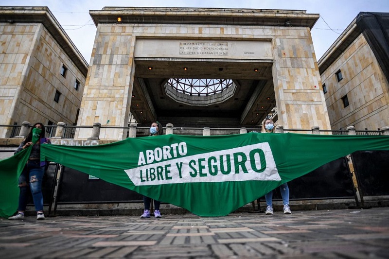 La Corte Constitucional de Colombia, con una votación de 5 a 4 en su sala plena, despenalizó la interrupción voluntaria de los embarazos hasta la semana 24 de gestación y deja en la legislación las actuales causales para dicha práctica.