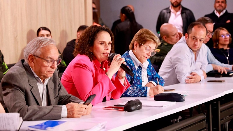 En tres días de diálogo el Gobierno del Cambio y las bases camioneras lograron alcanzar el acuerdo que permitió levantar, de manera inmediata, el cese de actividades de los transportadores de carga por carretera, desbloquear las vías en todo el país y establecer la hoja de ruta para la nivelación del precio del combustible ACPM que permita cerrar el déficit del Fondo de Estabilización de Precios de los Combustibles.
