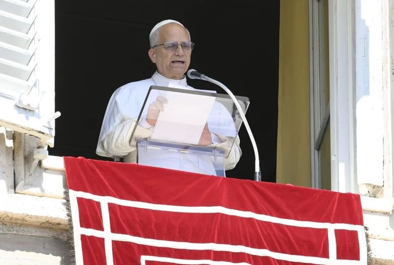 El pontífice León XIV expresó la solidaridad de la Iglesia Católica con la población de la “tierra martirizada” de Gaza tras criticar, en forma vehemente, a algunos gobernantes que transforman la riqueza en armas destructivas, por eso hizo un llamado al diálogo diplomático para superar la barbarie en la franja de Gaza que ante los ojos de la humanidad no ve el final del conflicto, sino que se aumentan las muertes ya no solo por los proyectiles, sino por la hambruna, principalmente por los niños y niñas del pueblo palestino.