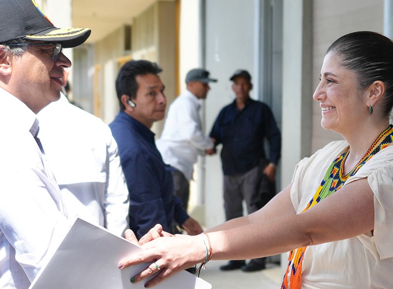 El jefe de Estado colombiano, Gustavo Petro, al posesionar la nueva defensora del pueblo Iris Marín Ortiz, le dijo: “Usted es la directora ahora de la institución que no se puede silenciar ante la injusticia, que no puede ser traficada en politiquerías, en transacciones oscuras, que tiene a través de cada uno de sus empleados y empleadas que saber, a ciencia cierta, que ese es el espacio dentro del Estado del pueblo”.