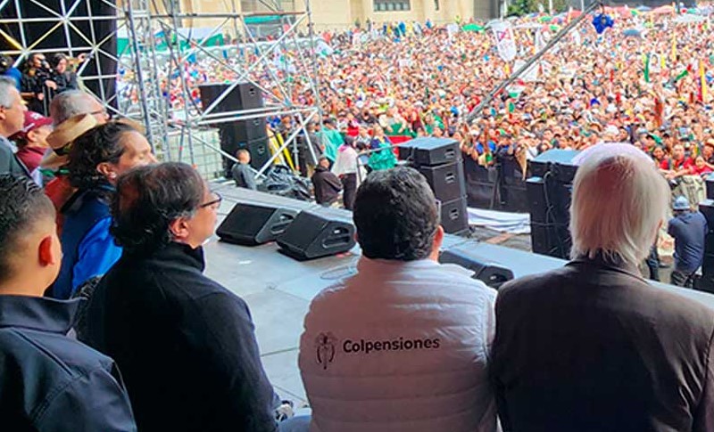 “Esta movilización tiene un fin: defender las reformas democráticas que se han presentado al debate nacional, a las fuerzas políticas y a la sociedad colombiana” afirmó el presidente Petro quien anunció presentar una Reforma a los Servicios Públicos que priorice al usuario y permita extender el mínimo vital de agua potable y energía eléctrica en todo el país. -