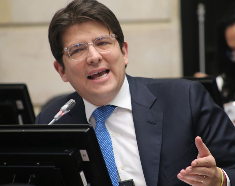 El senador colombiano tenía 39 años y permanecía internado en la Fundación Santa Fe luego de caer herido a bala en un acto público de campaña en el barrio Modelia de la capital de Colombia, Bogotá. 