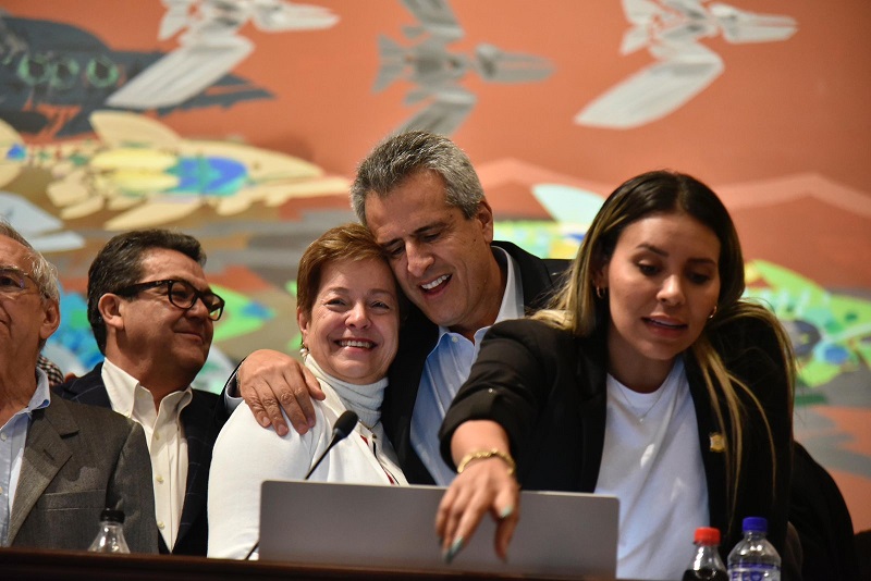 La plenaria de la Cámara aprobó por 86 votos contra 32, el texto de la Reforma Pensional que aprobó el Senado, culminando los cuatro debates reglamentarios, por consiguiente, la iniciativa gubernamental pasa a sanción presidencial.