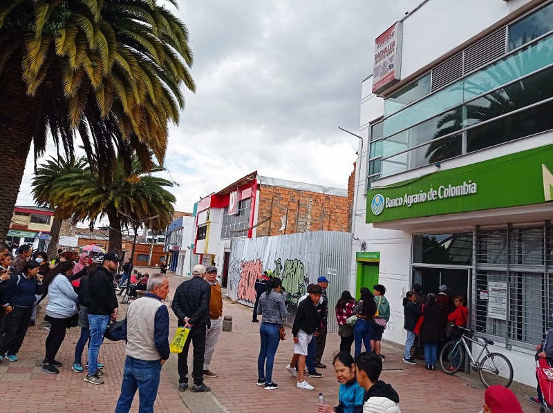 Los pensionados de los municipios de Sabana Occidente, departamento de Cundinamarca, se quejan de las intensas y demoradas colas que deben soportar los fines de mes, para cobrar sus mesadas en el Banco Agrario, por eso, exhortaron a las directivas de dicha entidad, para mejorar el servicio.