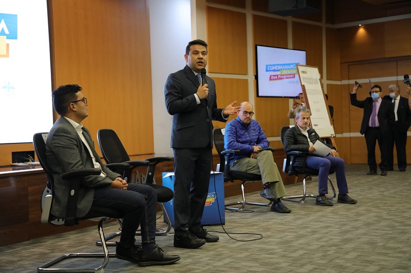 Con el liderazgo del Gobernador Nicolas García, la Agencia Nacional de Infraestructura (ANI) y el Consorcio Vía 40 Express SAS firmaron el “otro sí” al convenio de la vía Bogotá-Girardot, con una inversión cercana a los $20.000 millones