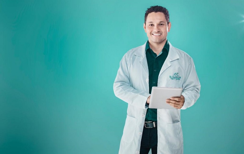 El director del hospital de Villavicencio, Rodolfo Cruz, inició un plan y programa que pretende ayudar a egresados y personal médico que perdieron sus plazas de trabajo.