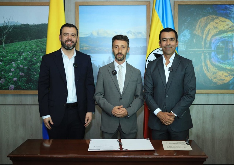 El Gobernador de Cundinamarca, Jorge Emilio Rey, en su calidad de Presidente del Consejo Regional y en compañía del Alcalde Mayor de Bogotá, Carlos Fernando Galán, posesionó a Luis Felipe Lota, como Director de la Región Metropolitana Bogotá - Cundinamarca.