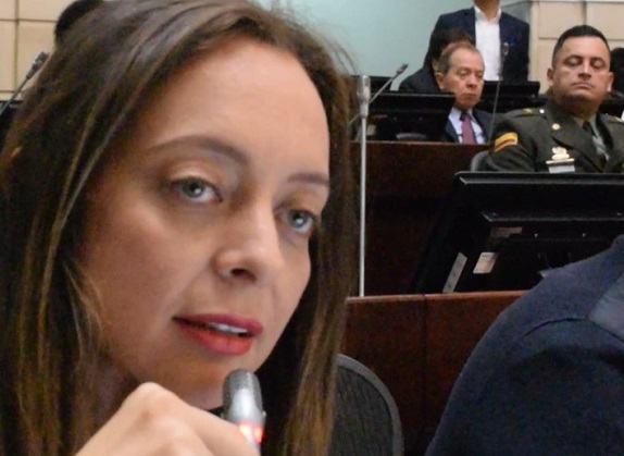 - “Dos niños son abusados sexualmente cada hora en nuestro país, y más grave aún, el 95 % de los victimarios son personas cercanas: familiares, amigos”, afirmó la congresista del MIRA Ana Paola Agudelo.