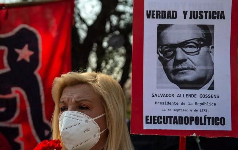 El derrocamiento del presidente Salvador Allende en 1973, abrió paso a la dictadura de Augusto Pinochet, régimen dictatorial que duró hasta 1990, donde hubo más de 3.000 asesinatos y generó un exilio de 200.000 personas.