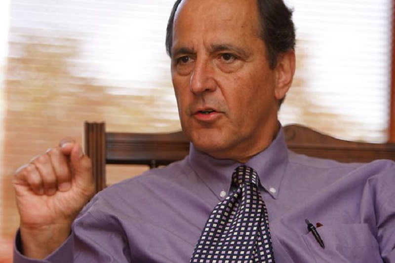 El exministro de Estado Juan Camilo Restrepo Salazar, exjefe negociador del gobierno con el ELN en el mandato de Juan Manuel Santos, exhortó al gobierno de Maduro a que “si realmente quiere, y no postizamente, combatir hombro a hombro con el gobierno colombiano contra esa organización al margen de la ley y que está ocasionando una crisis humanitaria en el Catatumbo, debería comenzar por entregarnos, para efectos de extradición, a todos los cabecillas que desde hace décadas viven en Venezuela patrocinados por el régimen desde Caracas”.