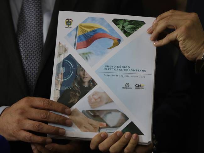La propuesta de reforma al Código Electoral en Colombia ha alcanzado puntos clave en su proceso legislativo. El proyecto, de naturaleza estatutaria, se encuentra en camino hacia una revisión constitucional que lo convertirá en ley.