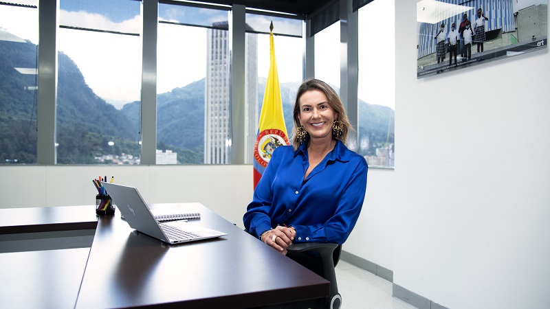 La gerente de EnTerritorio, Lina Barrera, presentó el balance de su gestión, destacando que 21 millones de colombianos se beneficiaron con la construcción de vías, acueductos, alcantarillados, infraestructura educativa, y de salud, así como proyectos productivos, entre muchas otras obras. 