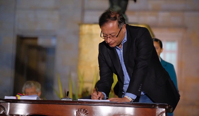 El presidente de la República, Gustavo Petro, radicó ante el Congreso el Plan Nacional de Desarrollo, denominado: “Colombia Potencia Mundial de la Vida”, donde en más de 200 páginas se establecen 300 artículos que enmarcan la hoja de ruta de su programa de gobierno para lograr los cambios que anunció durante su campaña y que lo llevó a la jefatura de Estado.