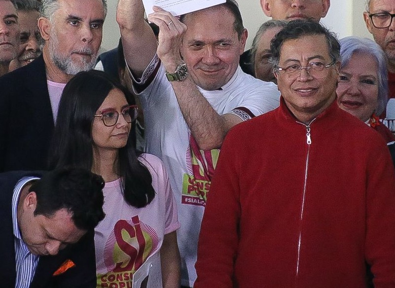 Ante la petición del presidente de la República, Gustavo Petro, de solicitarle al Senado lo autorice convocar al pueblo a una Consulta Popular, en temas que tienen que ver con una Reforma Laboral, damos a conocer aspectos fundamentales desde el ámbito legal, del trámite legislativo de ese mecanismo de participación ciudadana. 