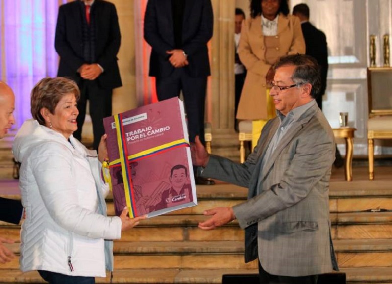 El Gobierno Nacional radicó a consideración del Congreso la anunciada Reforma Laboral, iniciativa que pretende proteger y reivindicar los derechos laborales de 22 millones 32 mil ocupados en el país, de los cuales 8 millones 992 mil son mujeres (40,8%) y 13 millones 40 mil hombres (59,2%).