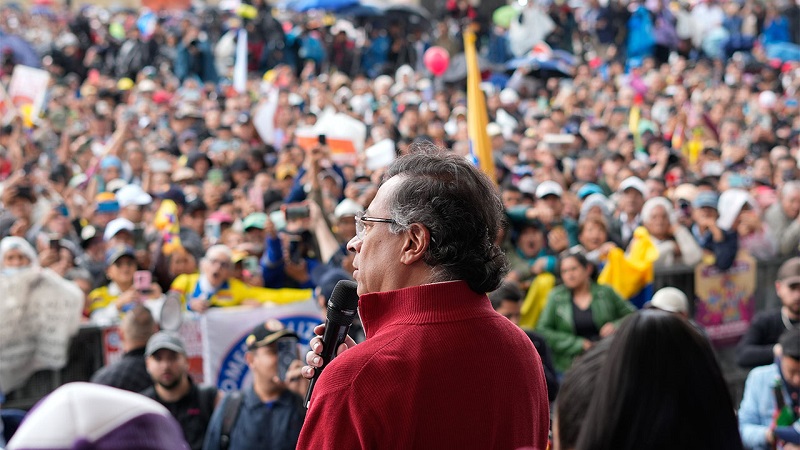 El presidente Gustavo Petro ya sabía que la propuesta de una nueva legislación laboral en Colombia, a través del Congreso, era un viacrucis cantado, y entró en estado terminal, cuando las voces de ocho senadores (as), anunciaban el réquiem en coro que presentaban ponencia negativa, eco que duró varios días, hasta que quedó sepultada en la Comisión VII del Senado