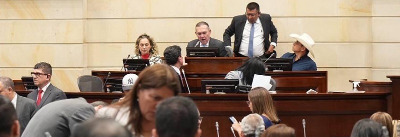 La plenaria del senado negó por 37 votos contra 32, la excusa del ministro de comercio, industria y turismo, Luis Carlos Reyes Hernández, quien debía responder un cuestionario de control político respecto a temas de competencia de esa cartera como la ejecución presupuestal, disminución en el presupuesto para el 2025, contratación y otros temas relacionados con las finanzas públicas de la nación.