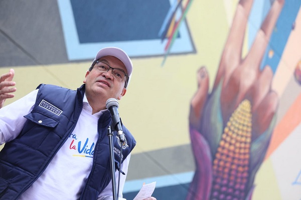 El jefe del Ministerio Público de Colombia, Fernando Carrillo Flórez, al develar el mural #LideraLaVida “Siembra liderazgo y cosecha dignidad”, con el que la Procuraduría General de la Nación rinde homenaje a líderes y lideresas, defensores y defensoras de derechos humanos que trabajan por la defensa de sus comunidades, reclamó del Estado y la sociedad acciones reales y efectivas para proteger sus vidas y las de sus colectividades. 