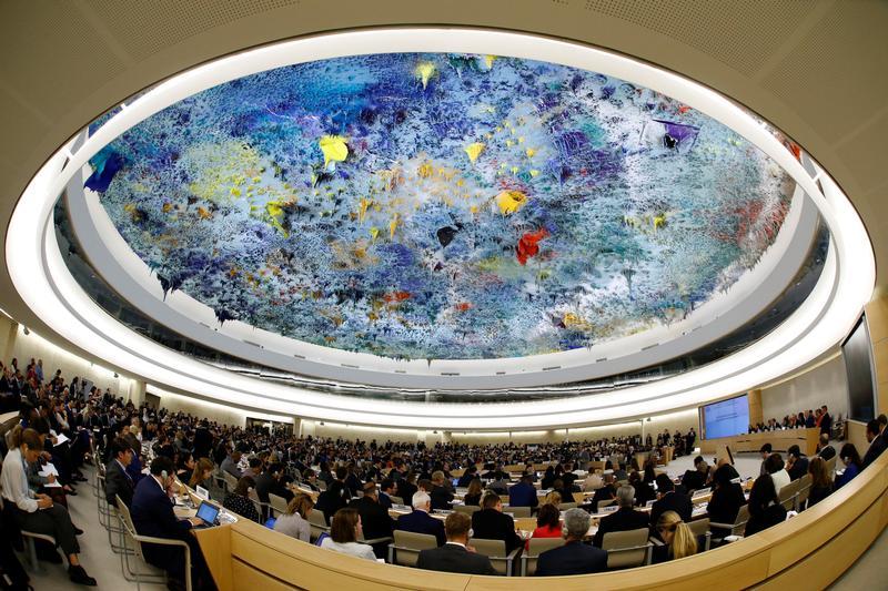 El Consejo de Derechos Humanos de la ONU aprobó la primera resolución de su historia sobre Venezuela, en la que insta al gobierno de ese país a aceptar ayuda humanitaria internacional para paliar la escasez de alimentos y medicinas que afecta a la población.